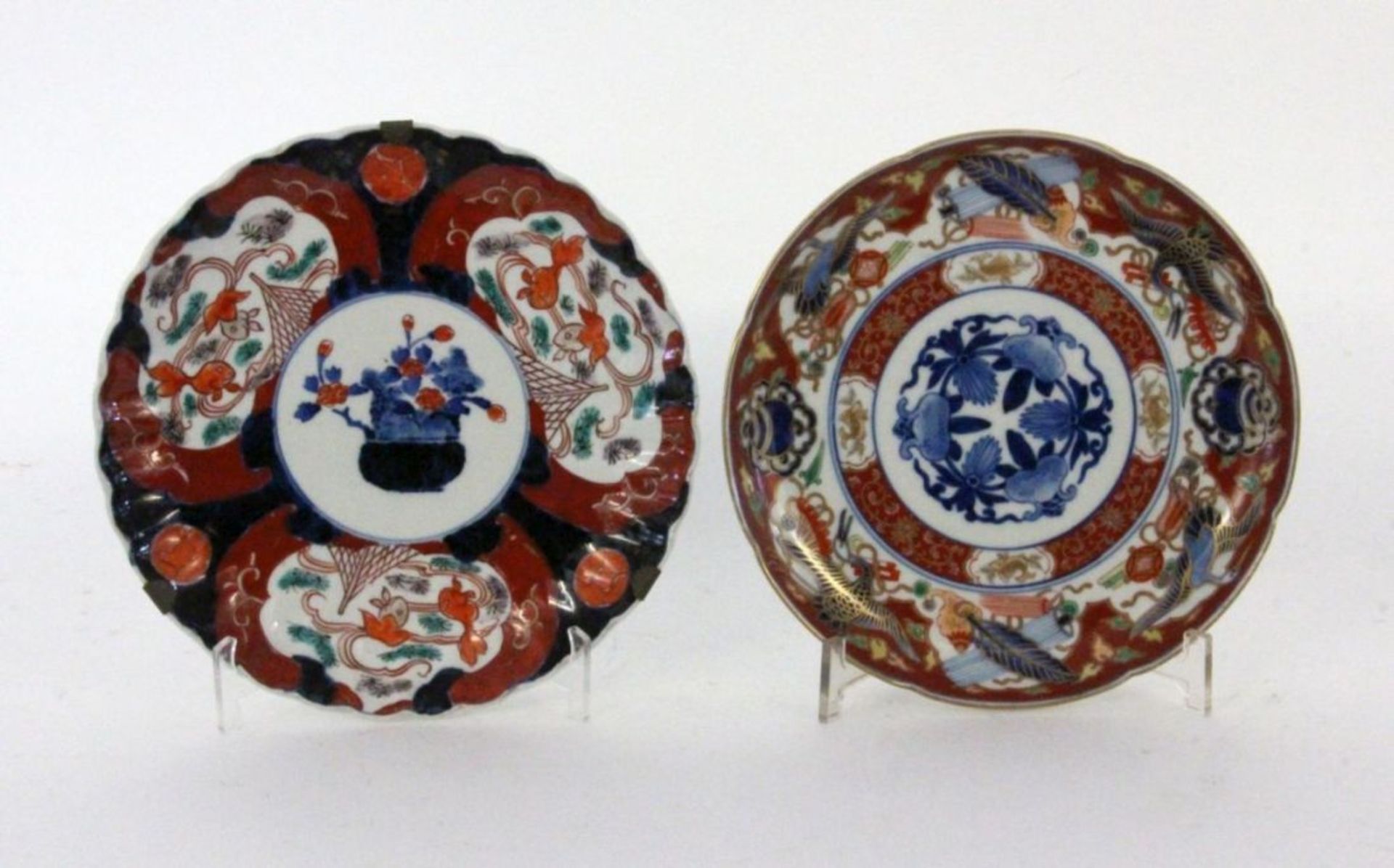 ZWEI IMARI TELLERJapan. Farbig bemalt. D.22cmTWO IMARI PLATES Japan. Painted in colour. Diameter