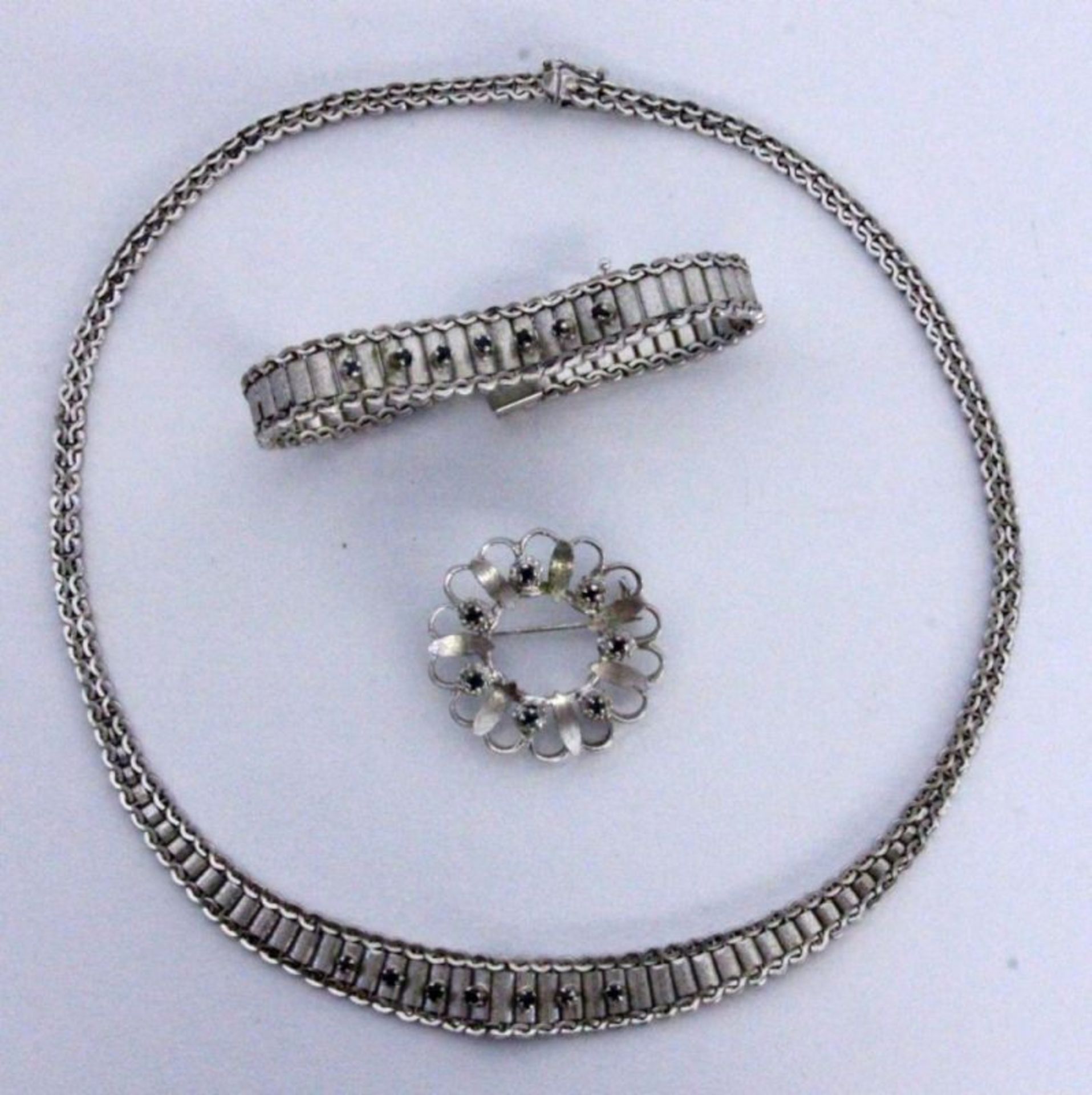 COLLIER, ARMBAND UND BROSCHESilber mit Saphiren. Brutto ca. 38gA NECKLACE AND BROOCH Silver with