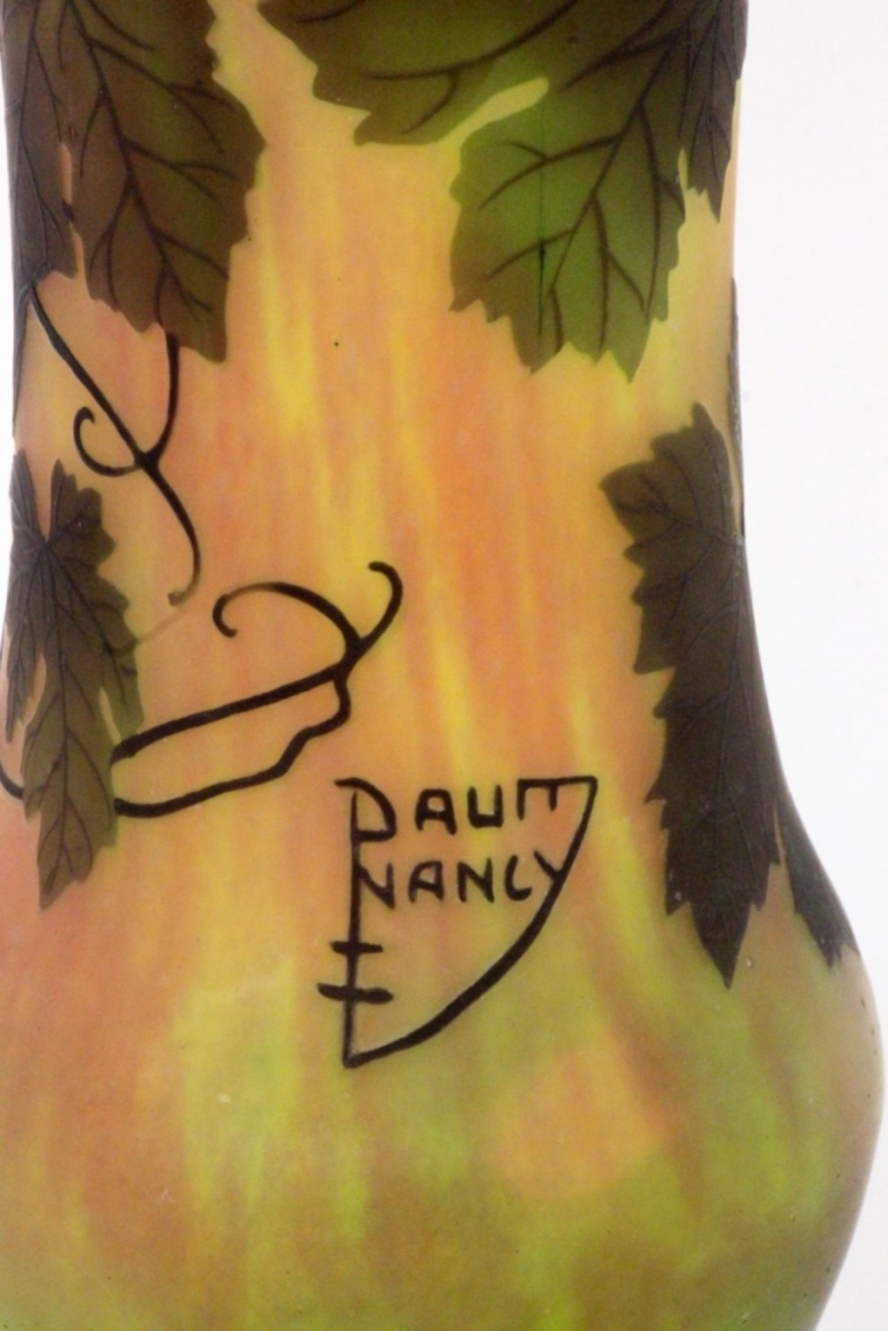 DAUM CAMEO VASE MIT WEINREBENDaum frères, Nancy um 1900 Mehrschichtiges Glas mit gelben und - Image 3 of 4