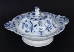 ZWIEBELMUSTER DECKELTERRINEMeissen 1860 - 1888 Barockform mit unterglasurblau gemaltem