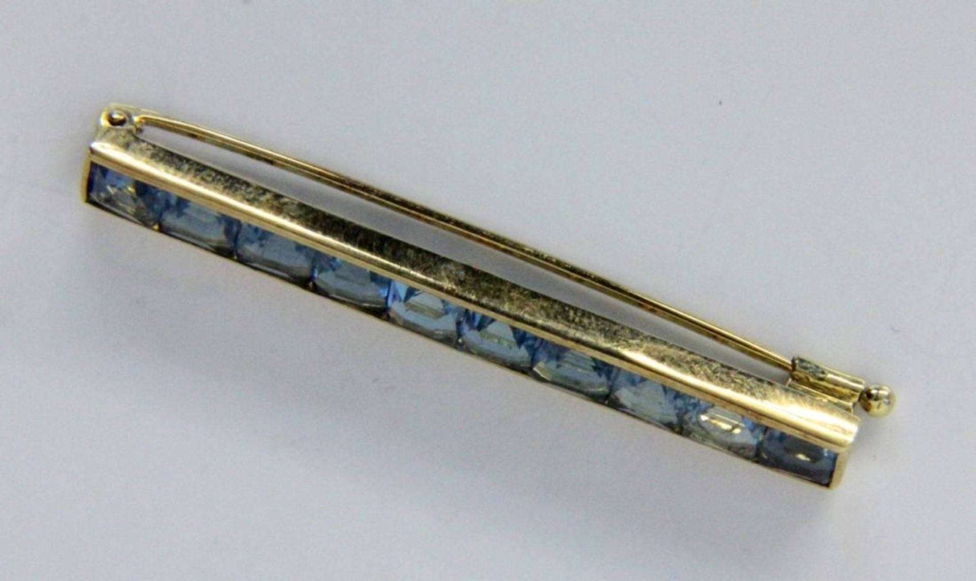 STABBROSCHE585/000 Gelbgold mit 10 blauen Zirkonen. L.50mm, Brutto ca. 4,4gA BAR BROOCH 585/000