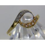 DAMENRING333/000 Gelbgold mit Zuchtperle und Diamanten. Ringgr. 56, Brutto ca. 2,1gA LADIES RING