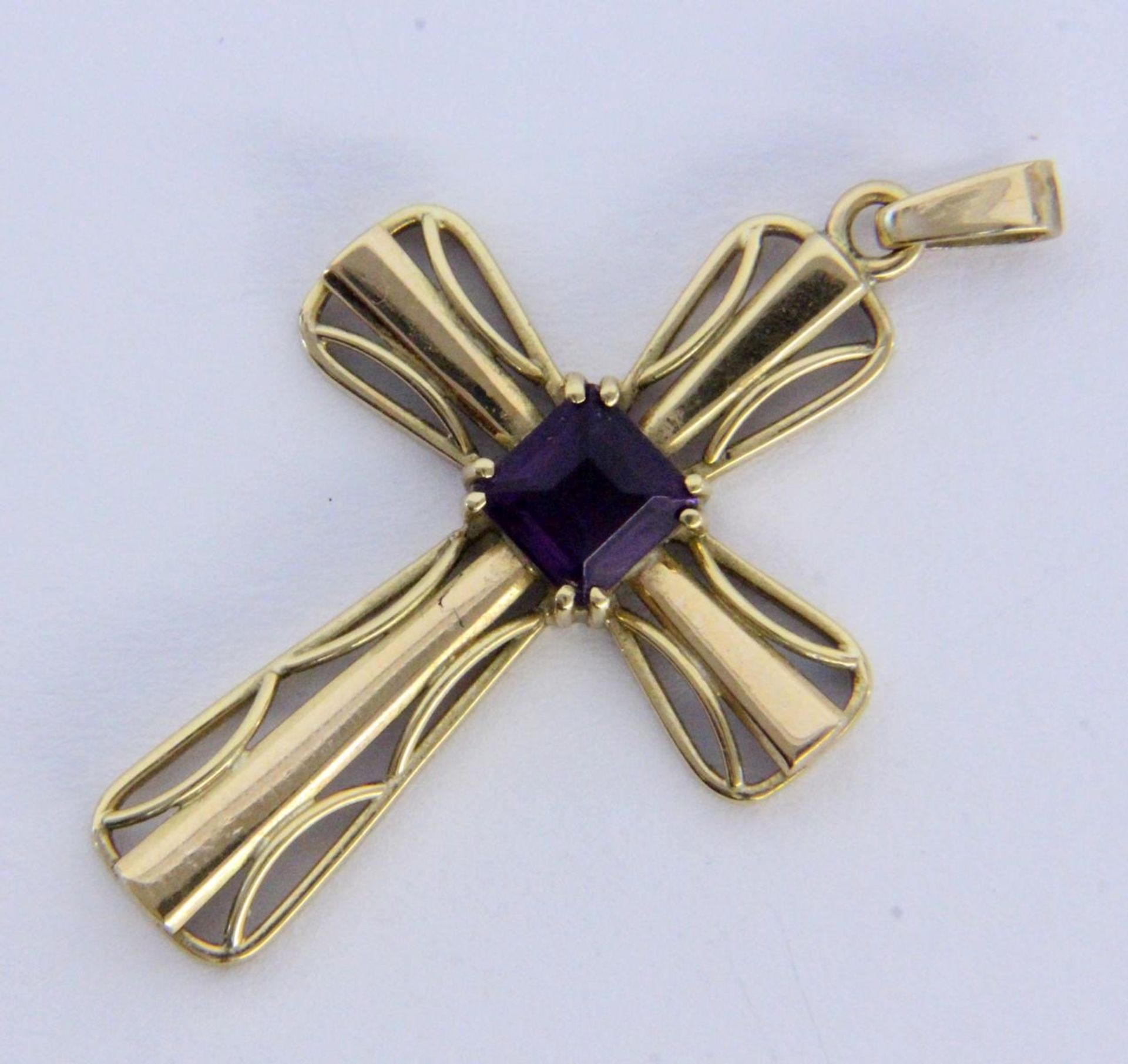 KREUZANHÄNGER750/000 Gelbgold mit Amethyst. L.5cm, Brutto ca. 7,5gA CROSS PENDANT 750/000 yellow