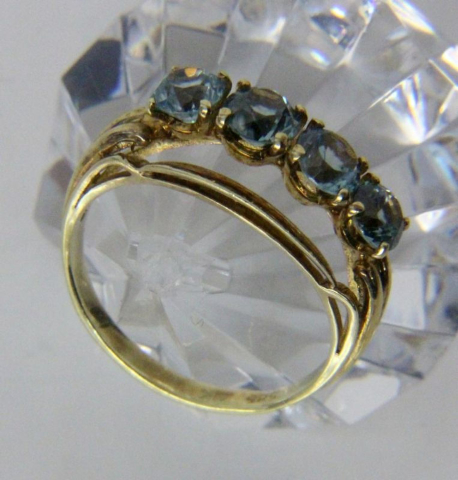 DAMENRING585/000 Gelbgold mit 4 Aquamarinen. Ringgr. 55, Brutto ca. 3,8gA LADIES RING 585/000 yellow