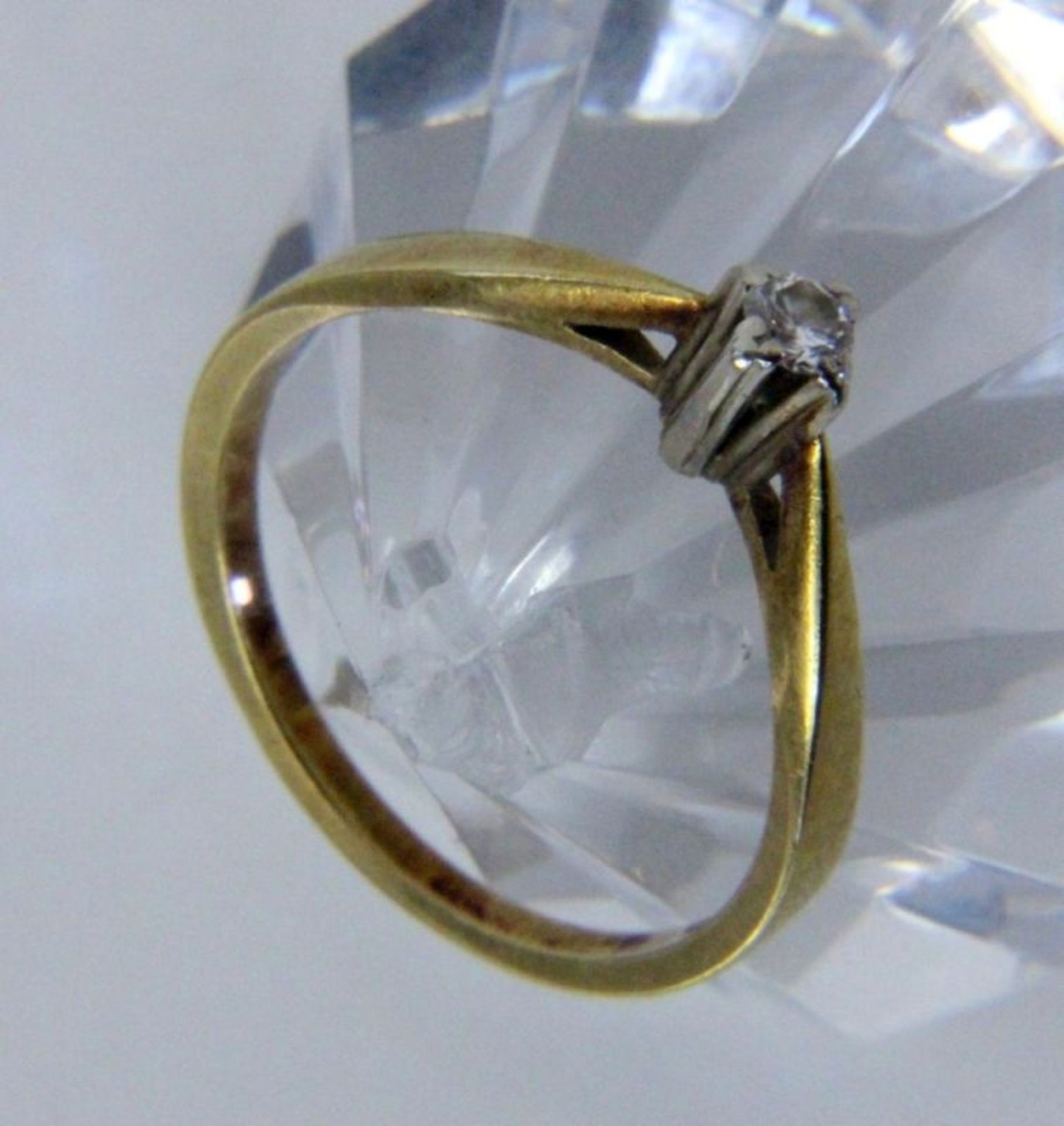 DAMENRING585/000 Gelb- und Weissgold mit Brillant. Ringgr. 57, Brutto ca. 2,6g.A LADIES RING 585/000