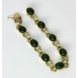 ARMBAND MIT 8 JADECABOCHONS585/000 Gelbgold. L.18cmA BRACELET WITH 8 JADE CABOCHONS 585/000 yellow