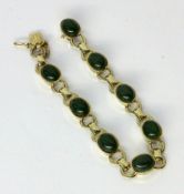 ARMBAND MIT 8 JADECABOCHONS585/000 Gelbgold. L.18cmA BRACELET WITH 8 JADE CABOCHONS 585/000 yellow