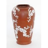 KERAMIKVASE IM JAPANISCHEN STILrötlicher Tonscherben mit pastos gemalten Blütenzweigen. Gemarkt. H.