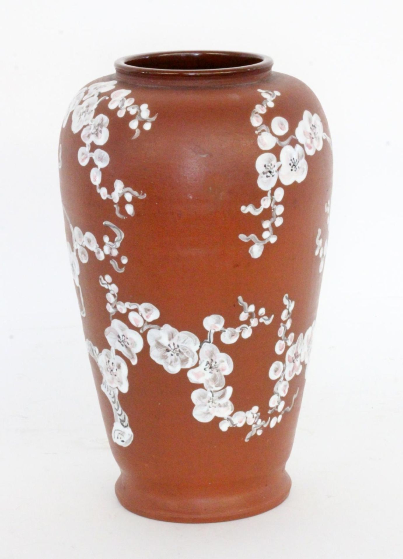 KERAMIKVASE IM JAPANISCHEN STILrötlicher Tonscherben mit pastos gemalten Blütenzweigen. Gemarkt. H.