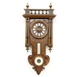WANDUHR MIT WETTERSTATIONum 1900 Beschnitztes Holzgehäuse mit Uhr, Thermometer und Barometer. H.