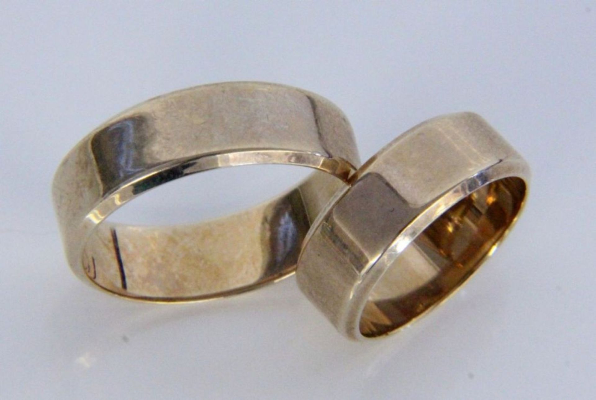 PAAR EHERINGE333/000 Gelbgold. Ringgr. 52 und 65. Brutto ca. 11,6gA PAIR OF WEDDING RINGS 333/000