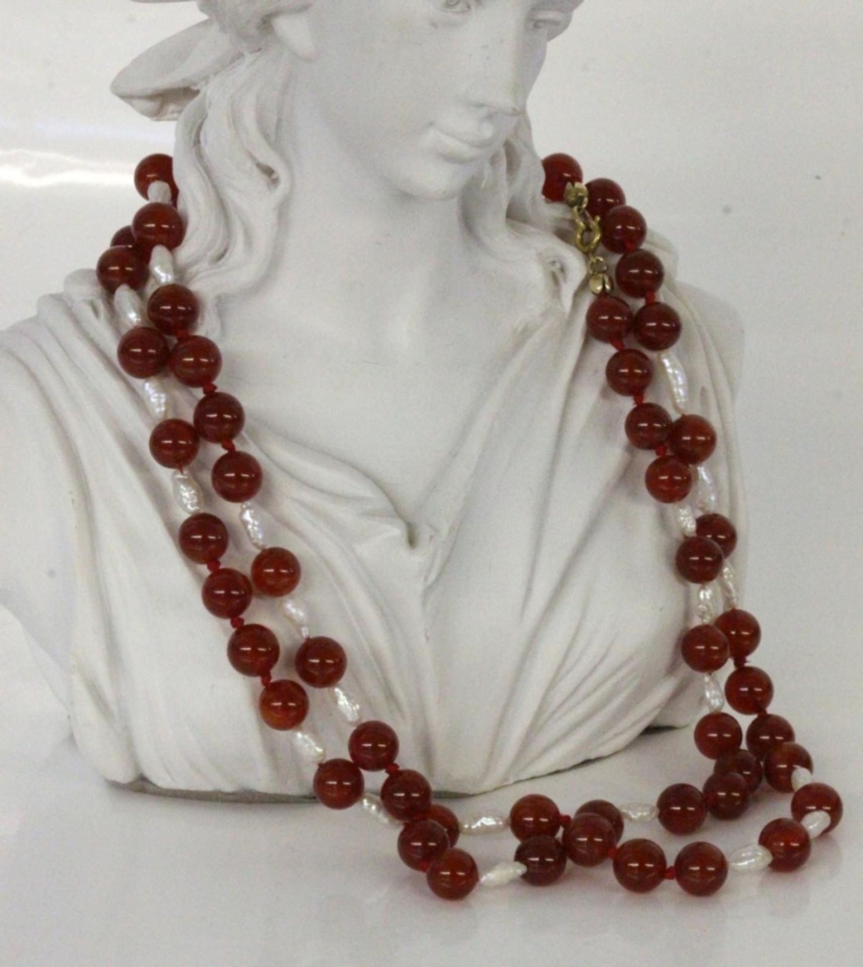 HALSKETTE MIT KARNEOLEN UND BIWAPERLENSchliesse vergoldet. L.80cmA NECKLACE WITH CARNELIANS AND BIWA