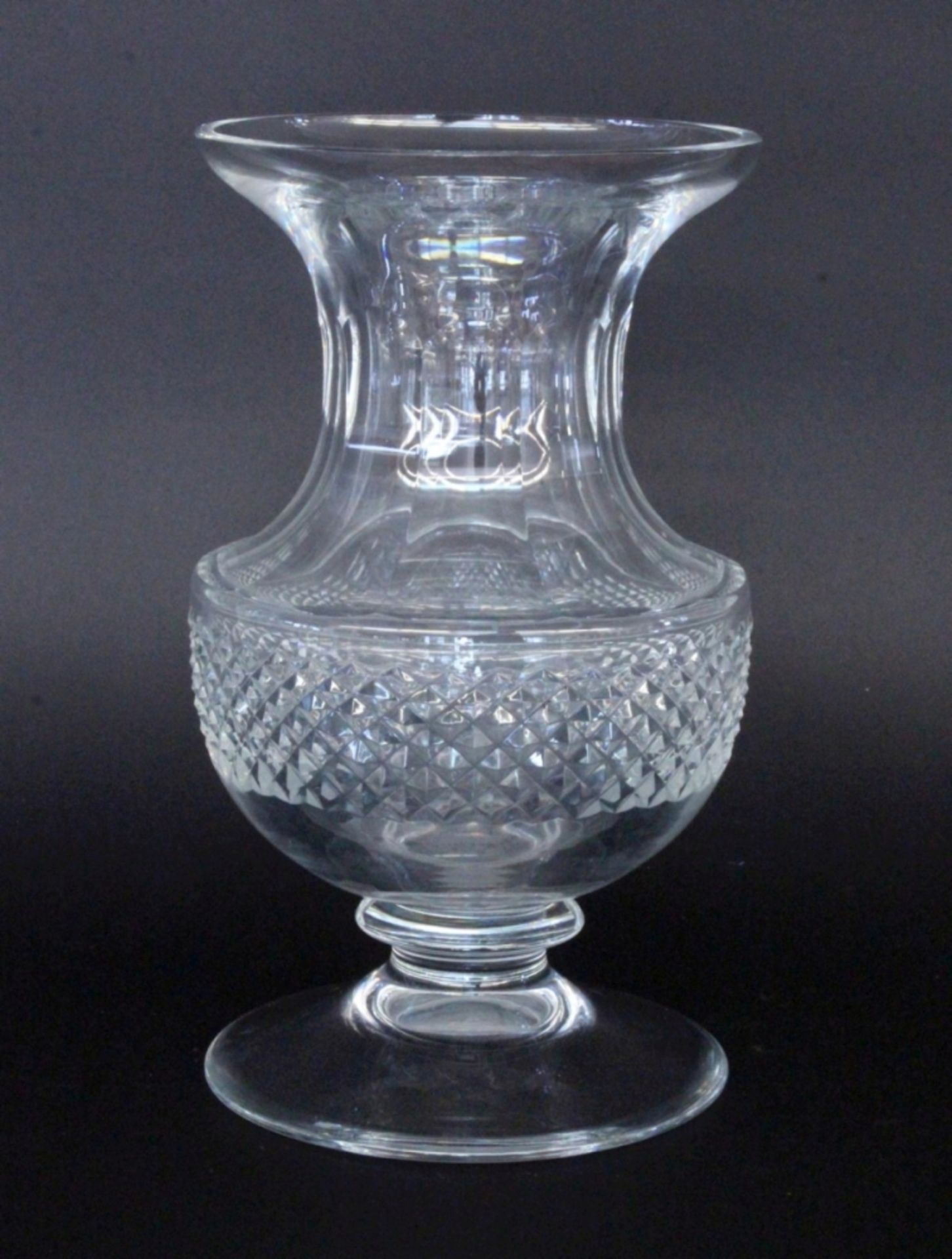 KRISTALLVASEFarbloses geschliffenes Glas. Bodenmarke. H.28cm A CRYSTAL VASE Colourless cut glass.