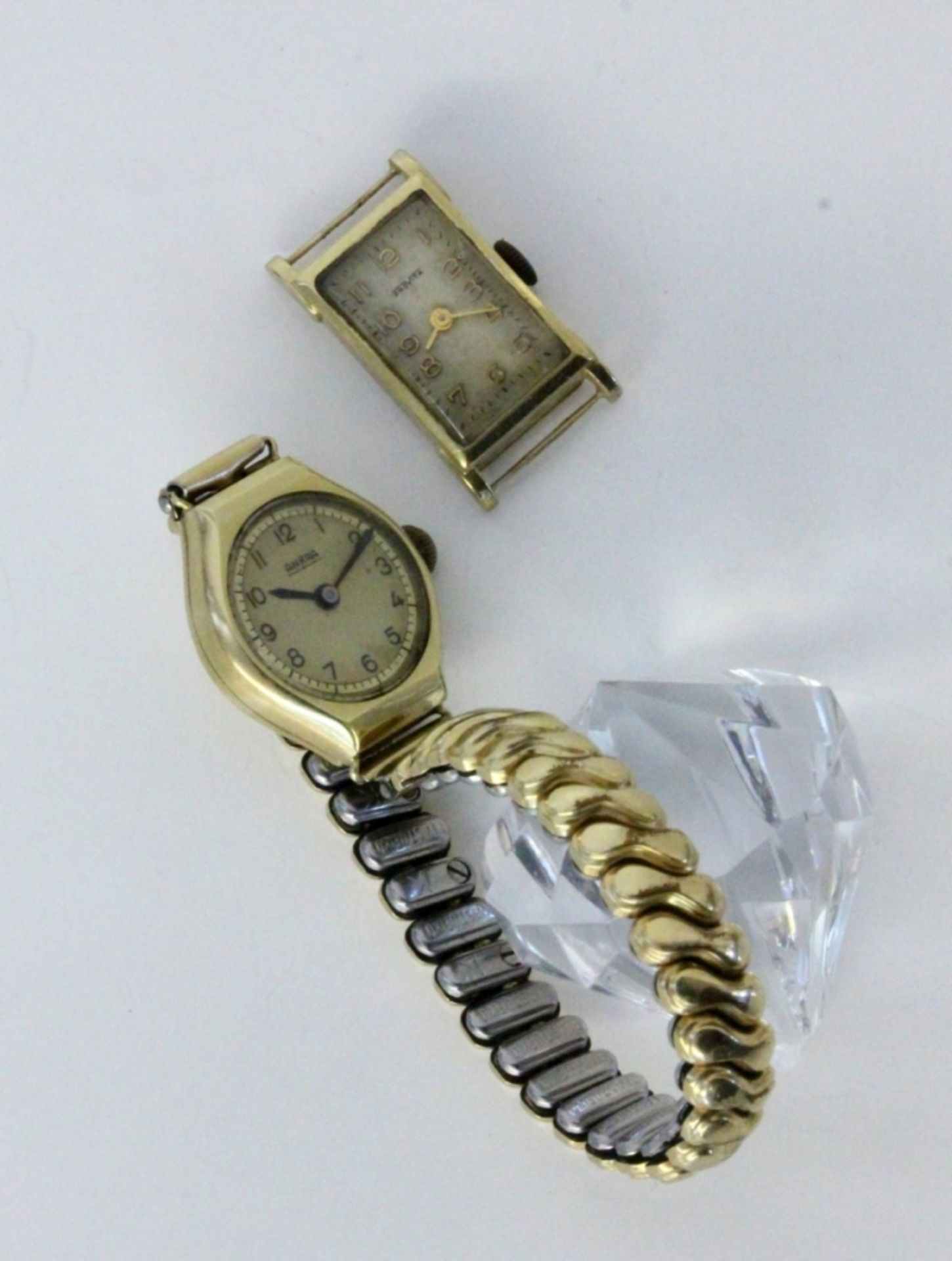 ZWEI DAMENARMBANDUHRENGehäuse 585/000 Gelbgold, ca. 5g. Bruttogewicht 28,5gTWO LADIES WRISTWATCHES