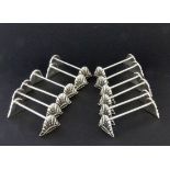 SATZ VON 12 MESSERBÄNKCHENVersilbertes Metall. Firmenmarke.A SET OF 12 KNIFE RESTS Silver-plated