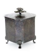 TEEDOSE MIT DECKELum 1900 Bronze, dunkel patiniert. Garvierter Dekor. H.14cmA TEA CADDY WITH LID