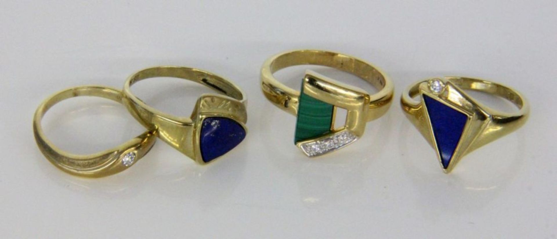 LOT VON 4 DAMENRINGEN333/000 Gelbgold. Brutto ca. 10gA LOT OF 4 LADIES RINGS 333/000 yellow gold.