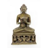 SITZENDER BUDDHAwohl Tibet Patinierte Bronze. Auf einem von Fabelwesen und Personen getragenem