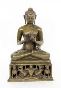 SITZENDER BUDDHAwohl Tibet Patinierte Bronze. Auf einem von Fabelwesen und Personen getragenem