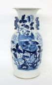 PORZELLAN BODENVASEChina, Qing Dynastie Balusterform mit unterglasurblauer Bemalung und seitlichen