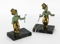 ZWEI CABARET-TÄNZER ALS BUCHSTÜTZENBronze, teils vergoldet und teils grün patiniert. Auf