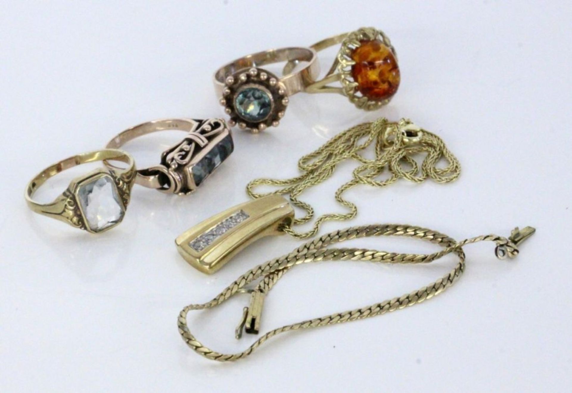 LOT VON 6 SCHMUCKTEILEN333/000 Gelbgold. Brutto ca. 18gA LOT OF 6 JEWELLERY PIECES 333/000 yellow