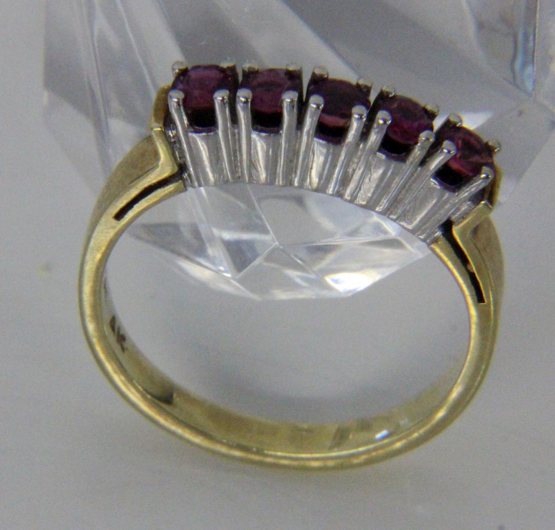 DAMENRING585/000 Gelbgold mit 5 Rubinen. Ringgr. 56, Brutto ca. 4,2gA LADIES RING 585/000 yellow