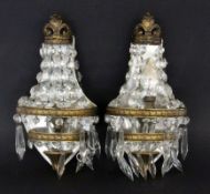 PAAR WANDLAMPENMessing mit Glasbehang. Elektrifiziert. L.30cmA PAIR OF WALL LAMPS Brass with glass