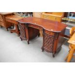 A QUALITY REPRODUCTION MAHOGANY TWIN PEDESTAL KNEEHOLE DESK WITH FRIEZE DRAWER & LATTICE MOULDINGS