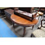 VICTORIAN MAHOGANY WIND OUT DINING TABLE WITH 2 LEAVES & WINDER