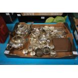 TRAY OF MIXED SILVER PLATE PLUS TEASPOONS, CUTLERY & SERVERS