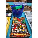 TRAY OF DIECAST VEHICLES & LARGE TUB OF LEGO