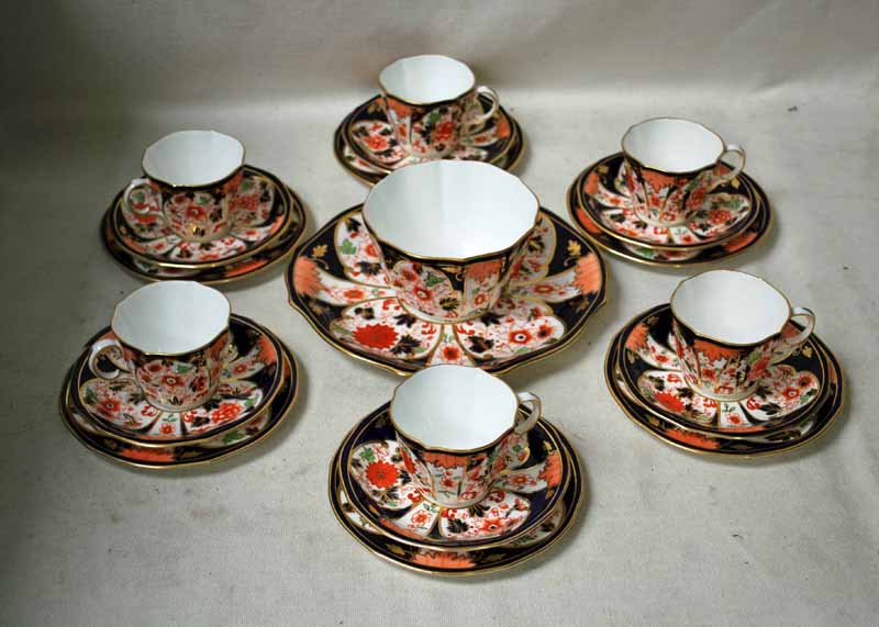 A Royal Crown Derby twenty piece china Tea Service for six places in the Japan 6041 pattern, six