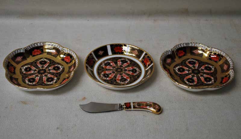Royal Crown Derby 1128 Imari Pattern: a pair of small scallop edge Dishes, 11.5cm diameter, a Butter