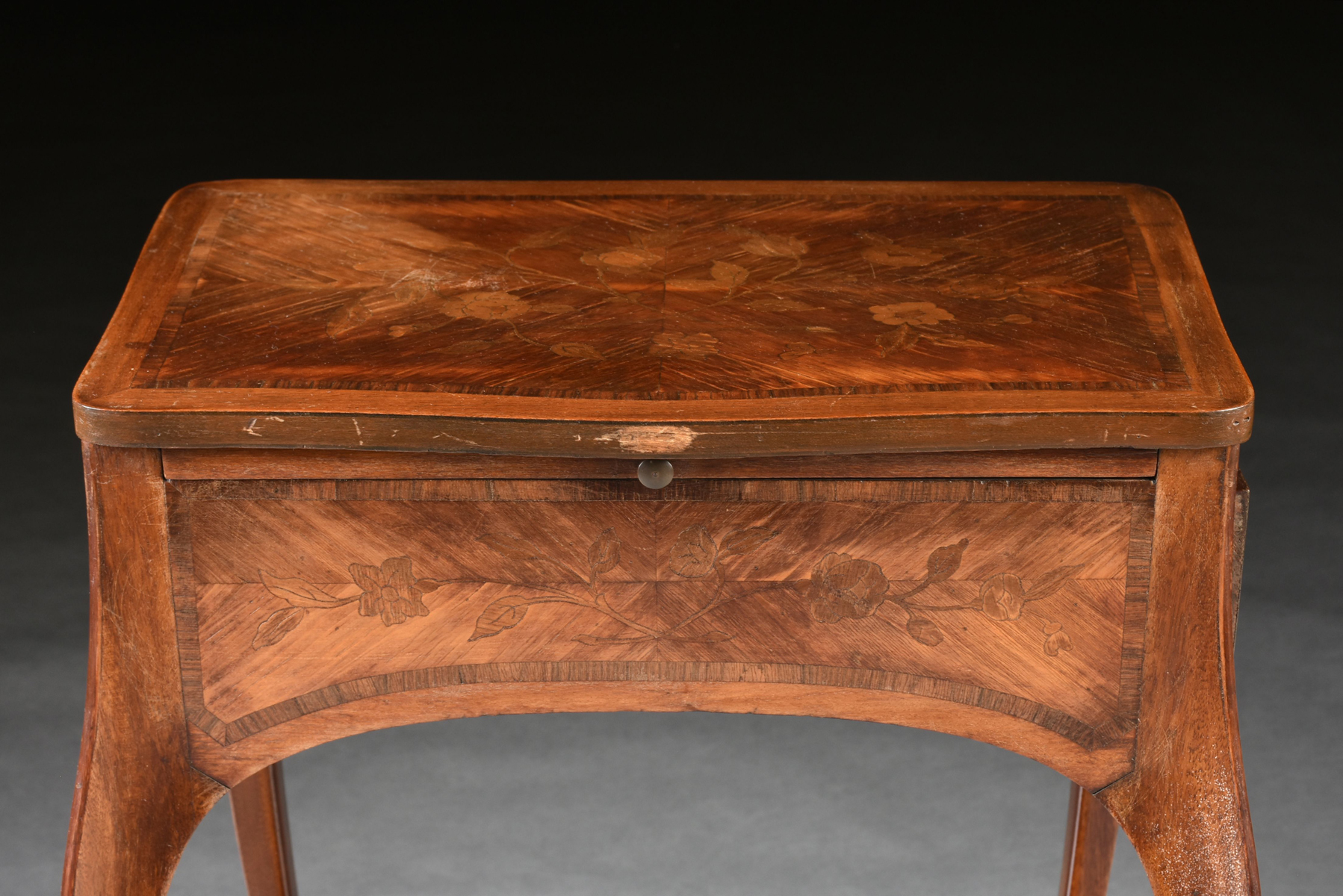 A PAIR OF LOUIS XV STYLE TULIPWOOD AND MARQUETRY INLAID TABLES Ã€ Ã‰CRIRE, LATE 19TH/EARLY - Image 7 of 11