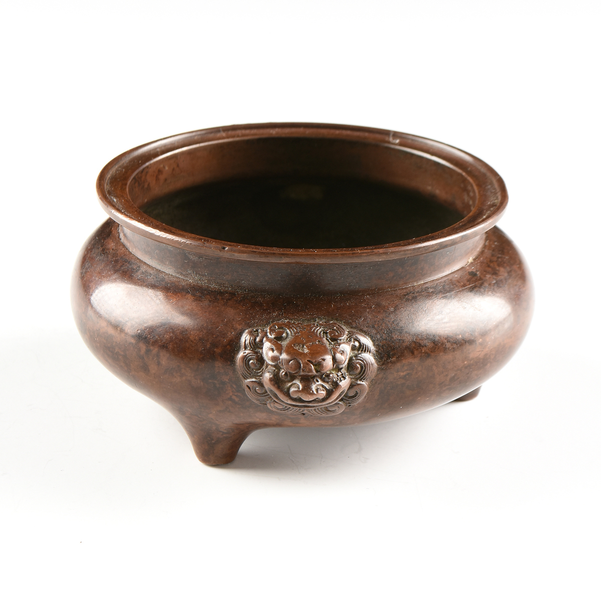 A CHINESE ARCHAISTIC STYLE COPPERED BRONZE TRIPOD CENSER, 19TH/20TH CENTURY, the dished mouth over a - Image 4 of 6