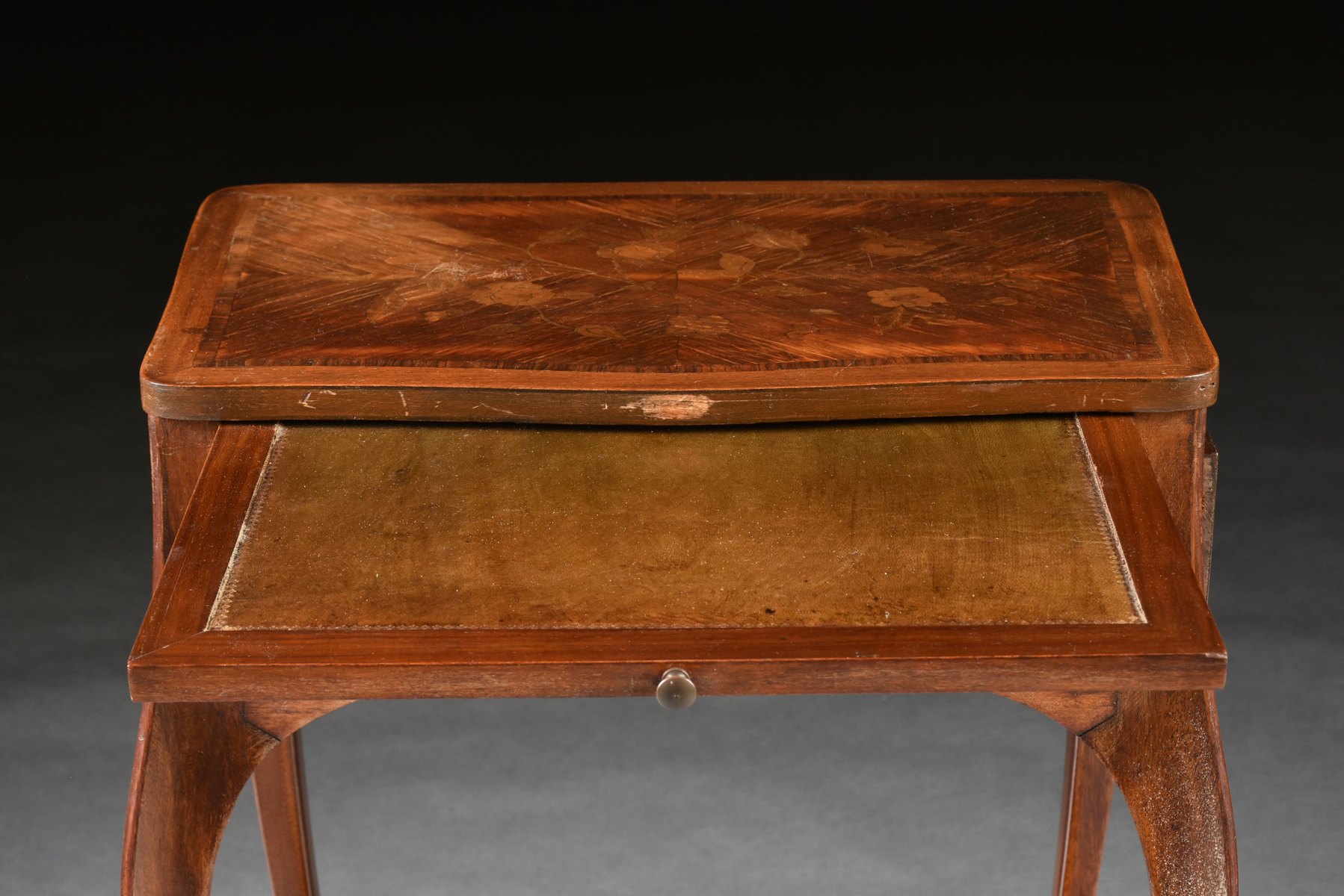 A PAIR OF LOUIS XV STYLE TULIPWOOD AND MARQUETRY INLAID TABLES Ã€ Ã‰CRIRE, LATE 19TH/EARLY - Image 8 of 11