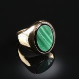 A 14K YELLOW GOLD, MALACHITE, AND ONYX GENT'S RING, a modern setting centering a polished oval