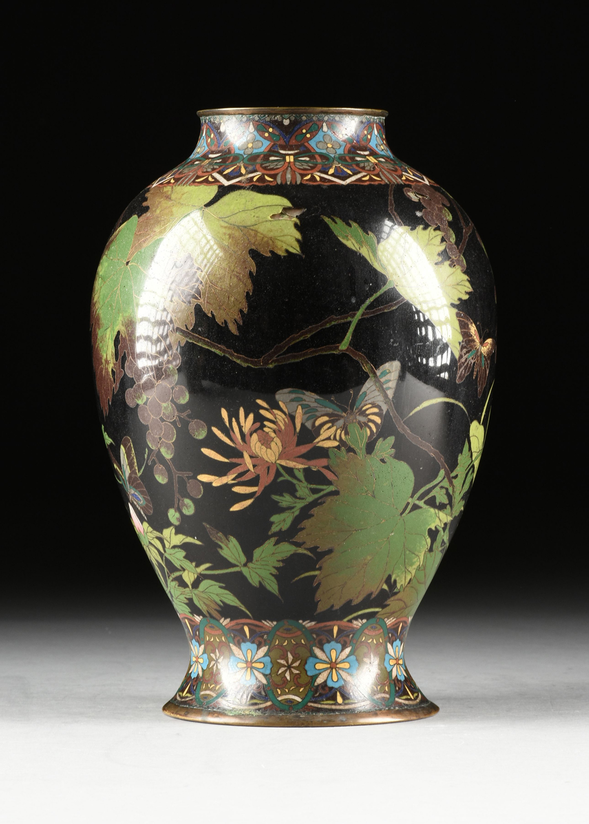 A PAIR OF ANTIQUE JAPANESE BLACK GROUND CLOISONNÃ‰ VASES WITH STANDS, TAISHO PERIOD (1912-1926), - Image 6 of 11
