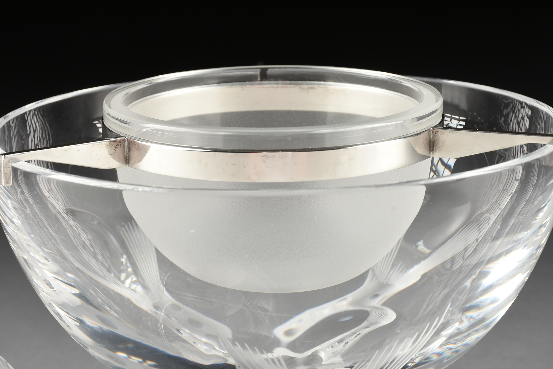 A LALIQUE FROSTED AND CLEAR CRYSTAL LIDDED CAVIAR BOWL SET, IGOR PATTERN, ENGRAVED SIGNATURE, 20TH - Image 5 of 7