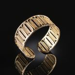 A VINTAGE ITALIAN 14K YELLOW GOLD FILIGREE CUFF, the "C" shape mounted with rope twist poles