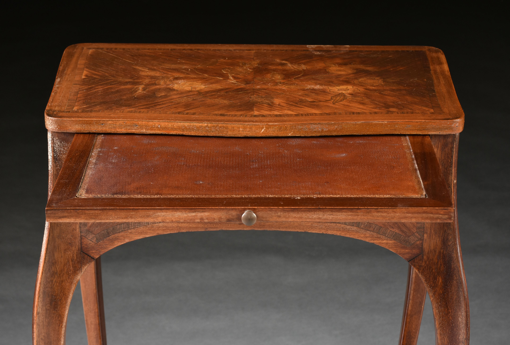 A PAIR OF LOUIS XV STYLE TULIPWOOD AND MARQUETRY INLAID TABLES Ã€ Ã‰CRIRE, LATE 19TH/EARLY - Image 5 of 11