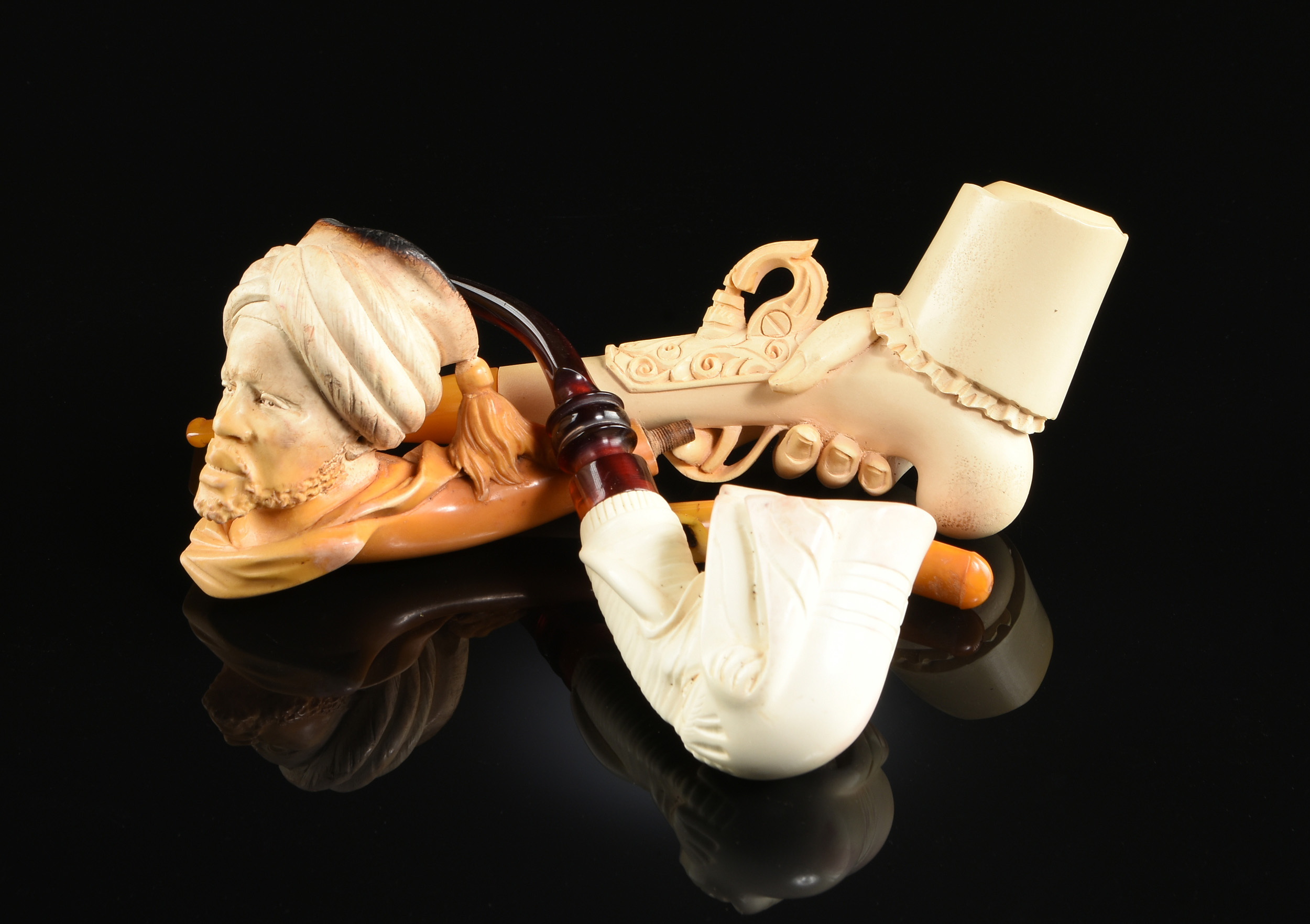 A GROUP OF THREE MEERSCHAUM TOBACCO PIPES, LATE 19TH/EARLY 20TH CENTURY, carved in the form of a - Image 2 of 9
