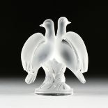 A VINTAGE LALIQUE DOVE SCULPTURE, "ARIANE," PARIS, MID 20TH CENTURY, frosted and clear crystal,