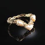 AN ARTHUR KING 18K YELLOW GOLD, DIAMOND, AND PEARL BRACELET, lost wax cast tendrils of gold