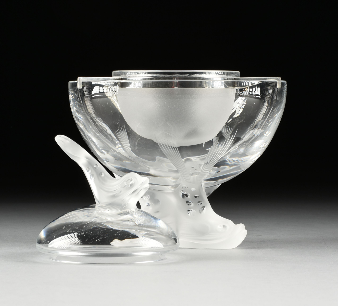 A LALIQUE FROSTED AND CLEAR CRYSTAL LIDDED CAVIAR BOWL SET, IGOR PATTERN, ENGRAVED SIGNATURE, 20TH - Image 4 of 7