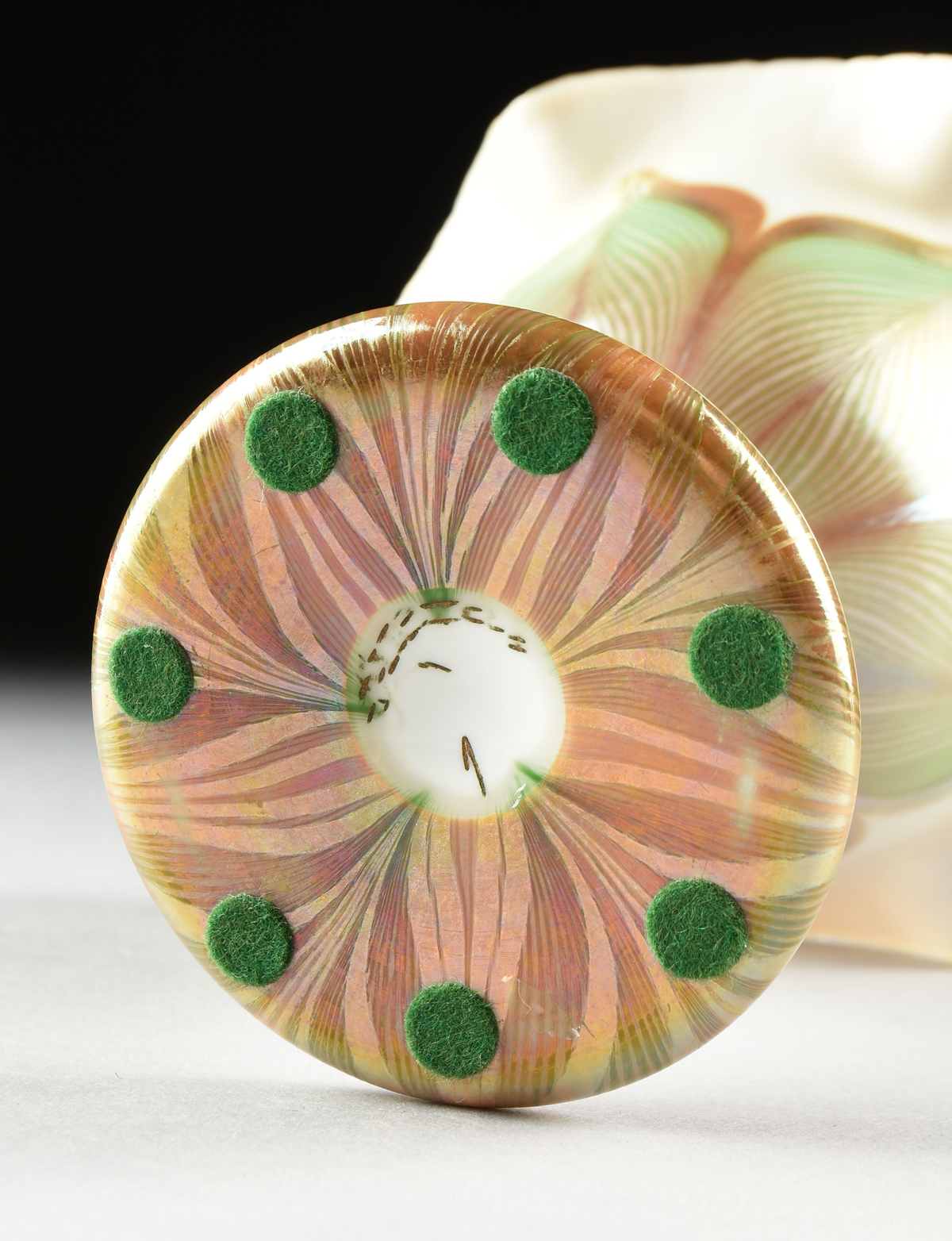 A QUEZAL ART GLASS FOOTED COMPOTE VASE, SIGNED, NEW YORK, EARLY 20TH CENTURY, the floriform - Image 6 of 6