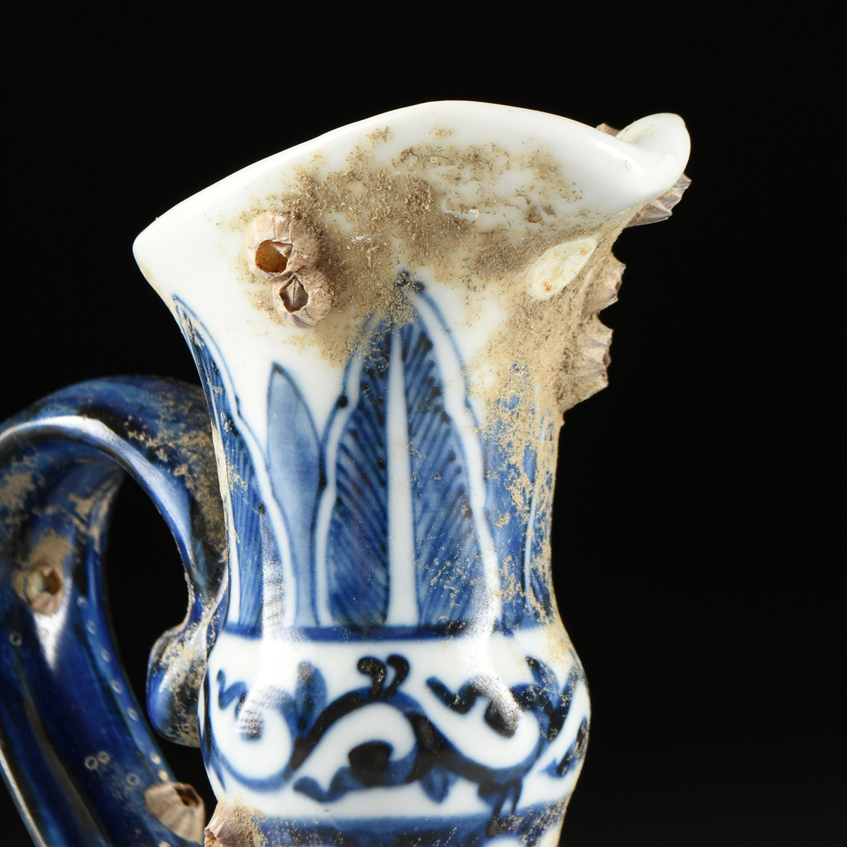 A CHINESE BLUE AND WHITE PORCELAIN EWER, SHIPWRECK ARTIFACT, ARTEMIS LEAF MARK, KANGXI PERIOD ( - Image 7 of 11