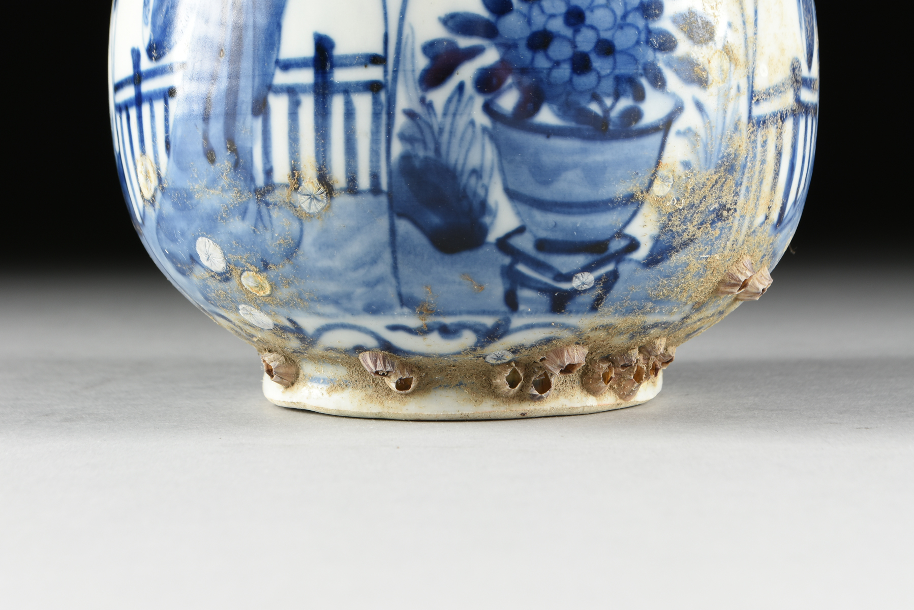 A CHINESE BLUE AND WHITE PORCELAIN EWER, SHIPWRECK ARTIFACT, ARTEMIS LEAF MARK, KANGXI PERIOD ( - Image 8 of 11