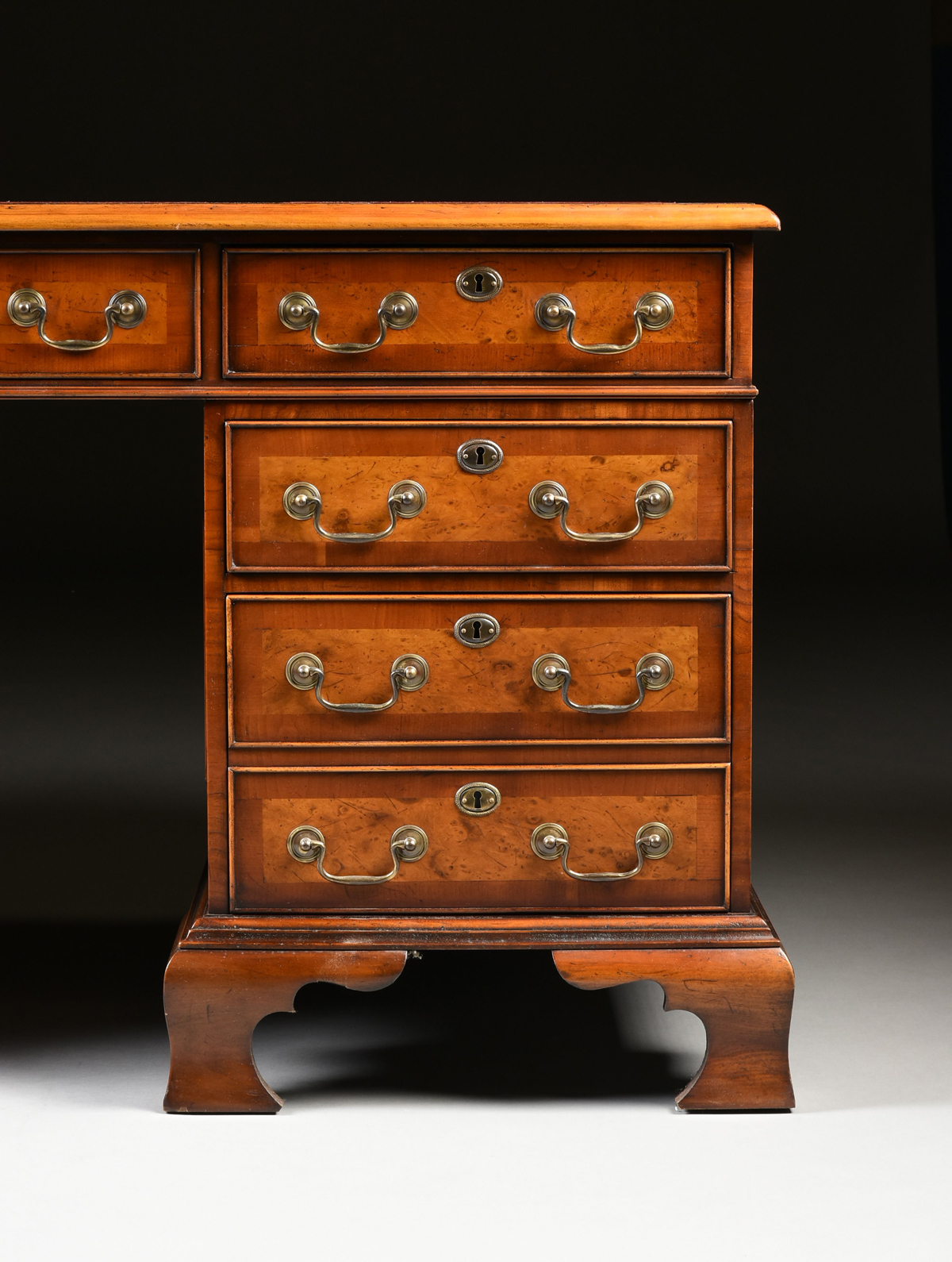 A GEORGE II STYLE WALNUT BURGUNDY LEATHER TOP PARTNER'S DESK, ENGLISH, MID 20TH CENTURY, modeled - Image 4 of 15